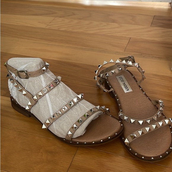 sandals - Picture 2 of 3